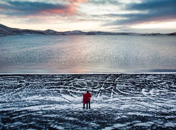 Couple Profitant Paysage Lac Kleifarvatn Islande Vue Aérienne — Photo