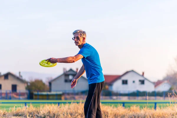 Uomo Anziano Che Lancia Dischi Volanti Nel Parco Tramonto — Foto Stock