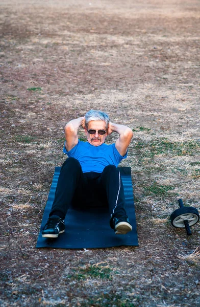 Uomo Anziano Facendo Crunches Nel Parco — Foto Stock