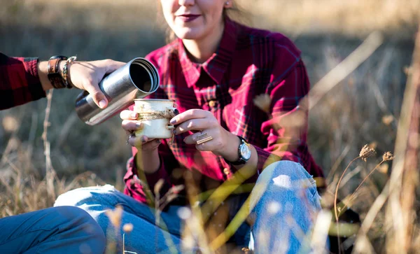 在户外野餐时喝咖啡的妇女 — 图库照片