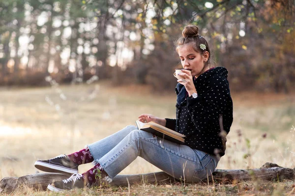 Menina Lendo Livro Tomando Uma Xícara Café Livre — Fotografia de Stock