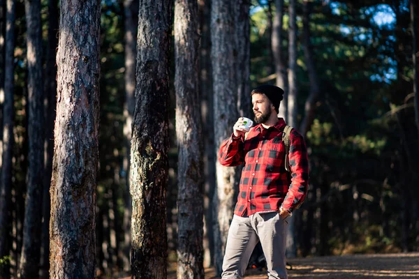 Homem Tomando Uma Xícara Café Floresta — Fotografia de Stock