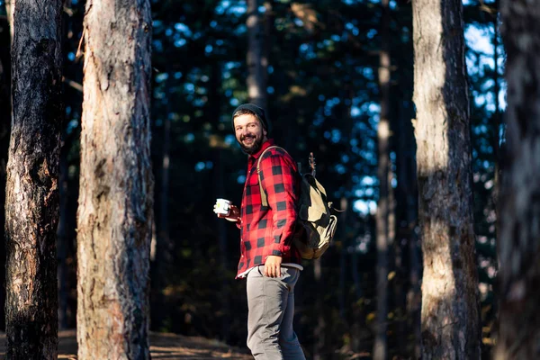 Man Har Kopp Kaffe Skogen — Stockfoto