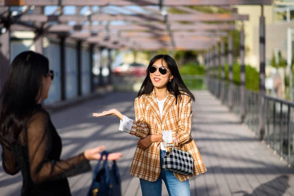 Två Kvinnliga Vänner Ikapp Gatan — Stockfoto