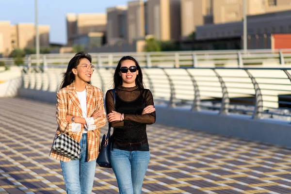 Ragazze Alla Moda Che Camminano Strada Primo Piano — Foto Stock