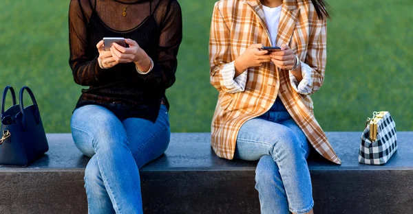 Duas Meninas Usando Telefones Inteligentes Parque — Fotografia de Stock