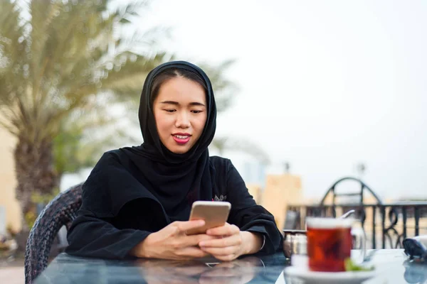 Muslimische Frau Telefoniert Bei Einer Tasse Kaffee Freien — Stockfoto