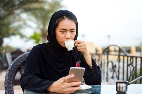 Muslimische Frau Bei Einer Tasse Kaffee Einer Bar — Stockfoto