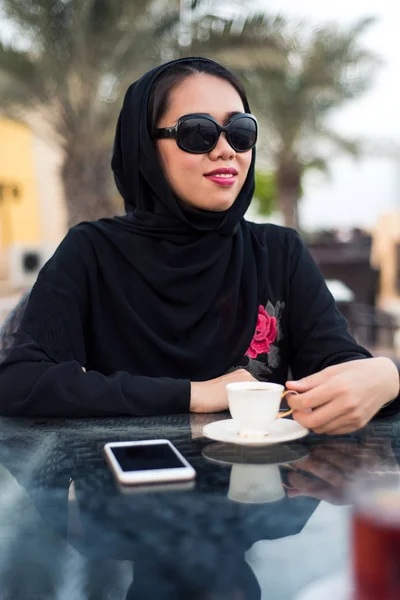 Muslimische Frau Bei Einer Tasse Kaffee Freien — Stockfoto