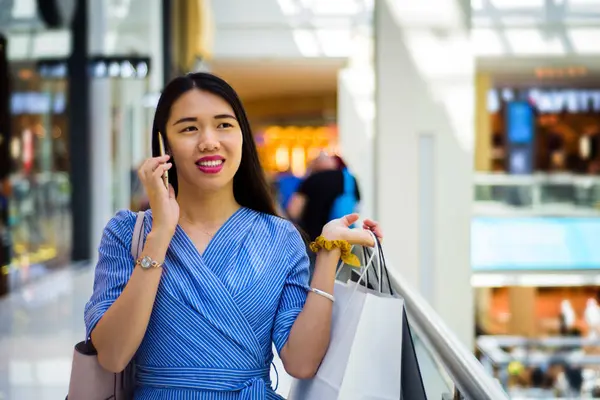 Asiatique Femme Marche Dans Centre Commercial — Photo