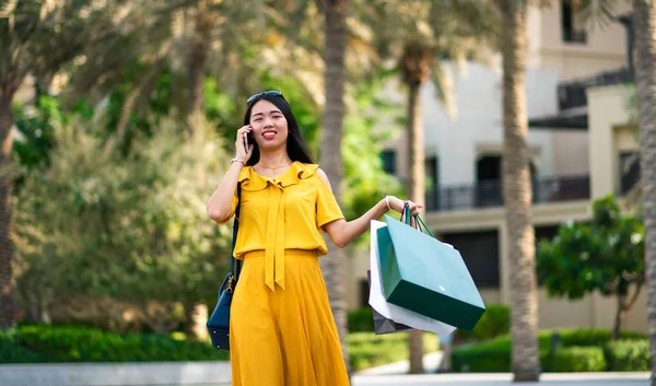 Mulher Asiática Usando Telefone Com Sacos Compras Livre — Fotografia de Stock