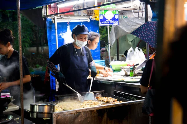 泰国曼谷 2016年10月26日 在曼谷的夜间食品市场准备泰国菜的妇女 — 图库照片