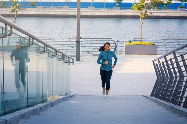 Frau Läuft Beim Outdoor Training Auf Der Treppe — Stockfoto