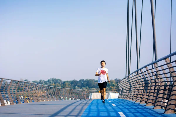 Mann Läuft Auf Der Brücke Einem Sonnigen Tag Aktiver Gesunder — Stockfoto
