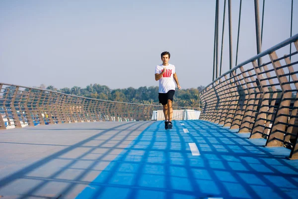 Muž Běží Mostě Slunečného Dne Aktivního Zdravého Životního Stylu — Stock fotografie