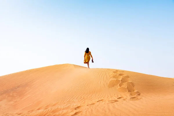 Женщина Исследующая Пустыню Солнечный День — стоковое фото