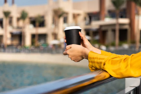 Femme Ayant Une Tasse Café Extérieur Gros Plan — Photo