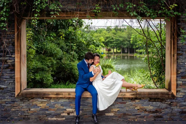 Couple Mixte Embrasser Dans Parc Par Fenêtre — Photo