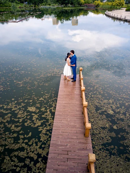 Pareja Romántica Besándose Parque Junto Lago —  Fotos de Stock