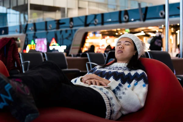 空港のラウンジで待っている間昼寝を取っている女の子 — ストック写真