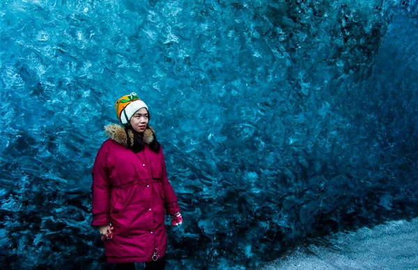 Femme Explorant Grotte Glace Bleue Islande Vue Dos — Photo