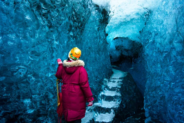 Жінка Вивчення Синій Крижану Печеру Задній Вид Ісландії — стокове фото