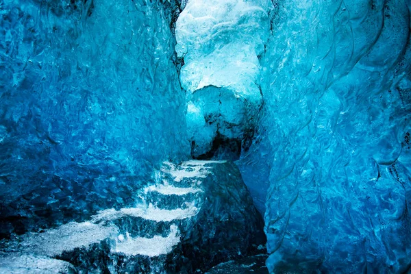 冰岛的蓝色冰洞内部瓦特纳冰川 — 图库照片