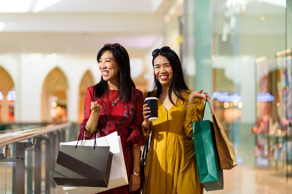 Азиатские Девушки Делают Покупки Торговом Центре — стоковое фото