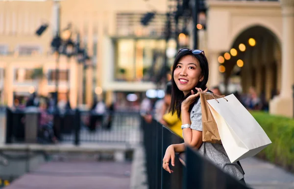 Mulher Feliz Com Sacos Compras Frente Shopping — Fotografia de Stock