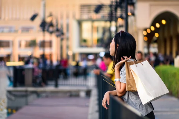 Mulher Feliz Com Sacos Compras Frente Shopping — Fotografia de Stock