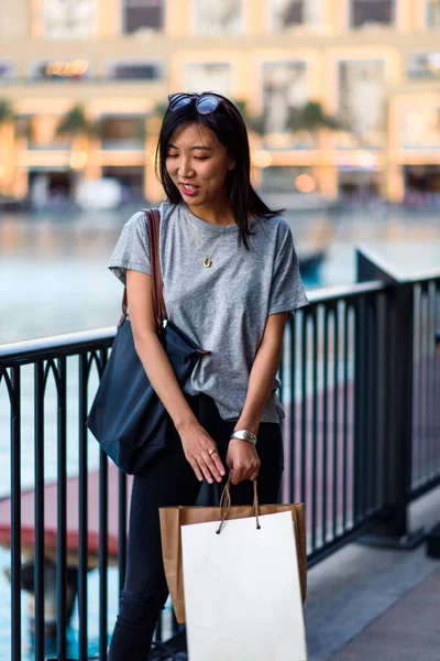 Lycklig Kvinna Med Shoppingkassar Står Framför Mall — Stockfoto