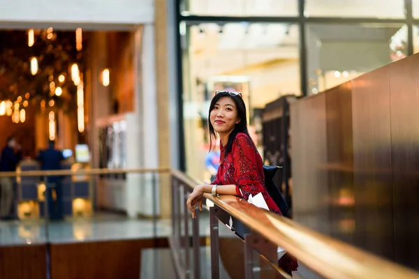 ショッピング モールでファッショナブルなアジアの少女 — ストック写真