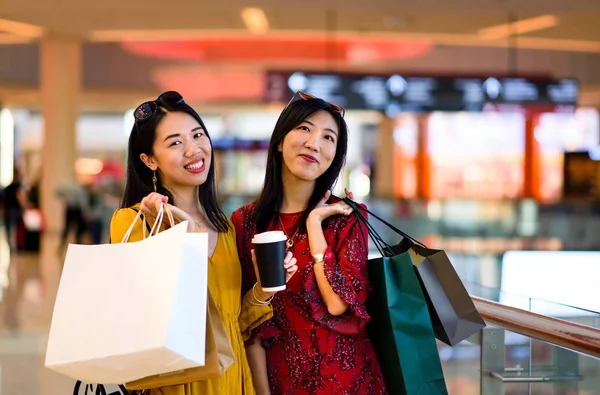 Meninas Asiáticas Fazendo Compras Shopping — Fotografia de Stock