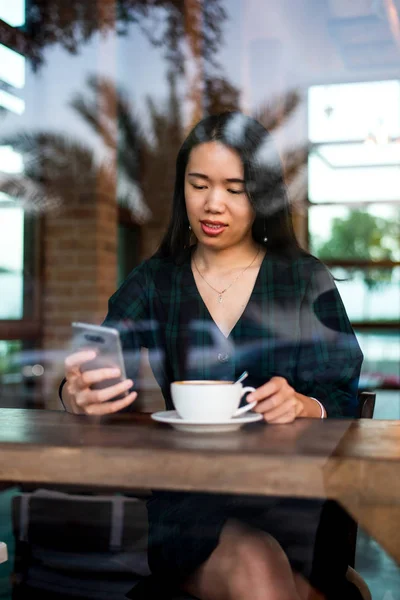 Flicka Med Kopp Kaffe Och Använder Telefonen Baren — Stockfoto