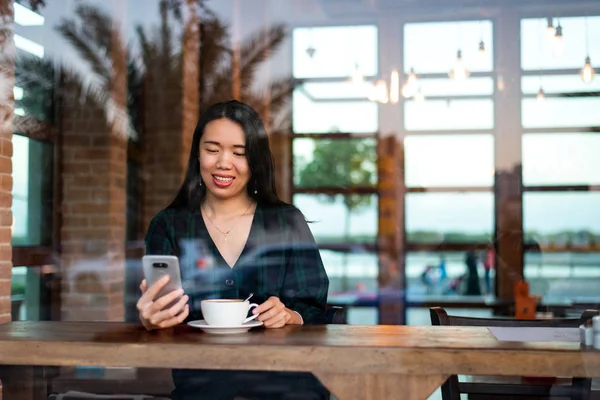 Bir Fincan Kahve Telefonunuzun Barda Kız — Stok fotoğraf