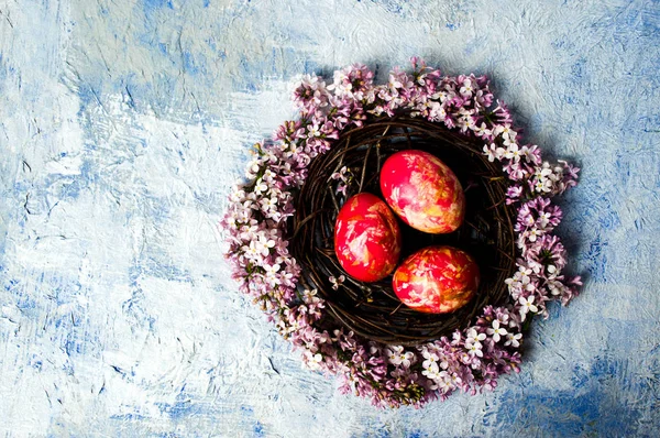 Jaja Wielkanocne Kolorowe Kwiaty Bzu Układ — Zdjęcie stockowe