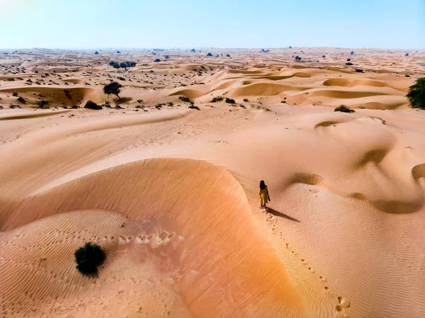 Женщина Идущая Пустыне Солнечный День Воздуха — стоковое фото