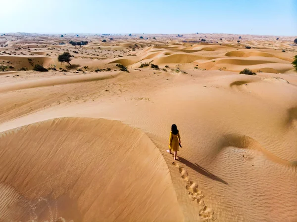 Mujer Caminando Desierto Día Soleado Vista Aérea — Foto de Stock