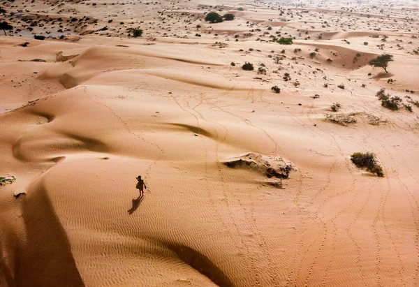 Frau Fuß Der Wüste Einem Sonnigen Tag Luftaufnahme — Stockfoto