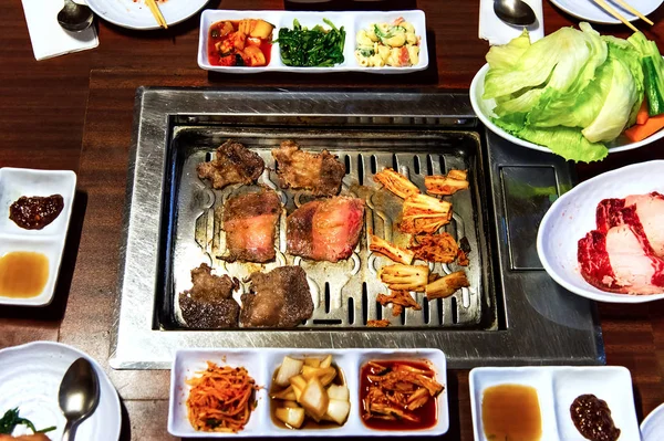 Comida Tradicional Coreana Con Barbacoa Verduras Restaurante —  Fotos de Stock