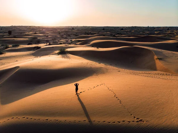 Frau Genießt Den Sonnenuntergang Der Wüste — Stockfoto