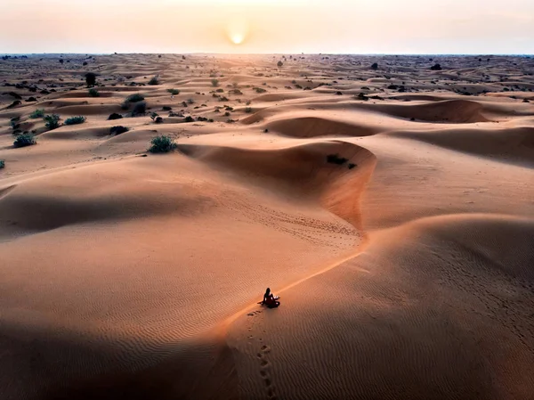 Frau Beobachtet Sonnenuntergang Der Wüste Luftaufnahme — Stockfoto