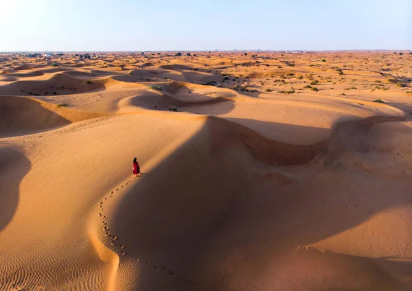 Mujer Caminando Desierto Durante Puesta Del Sol Vista Aérea — Foto de Stock