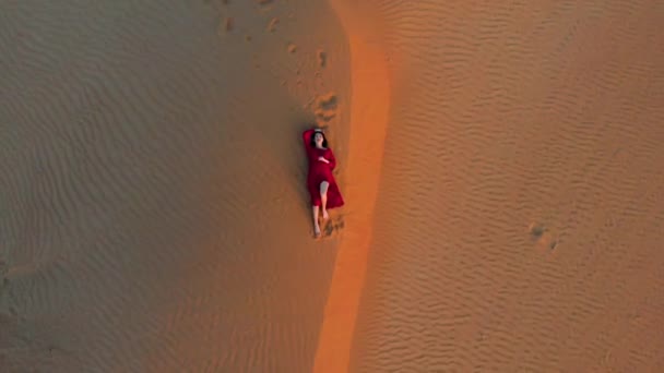 Donna Sulla Sabbia Del Deserto Tramonto Vista Aerea — Video Stock