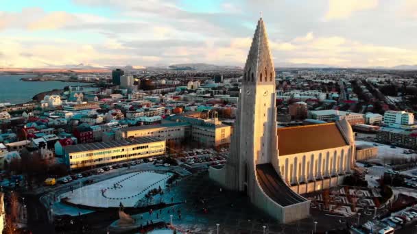 Kyrkan Hallgrimskirkja Och Reykjavik Stadsbilden Island Flygfoto Solnedgången — Stockvideo