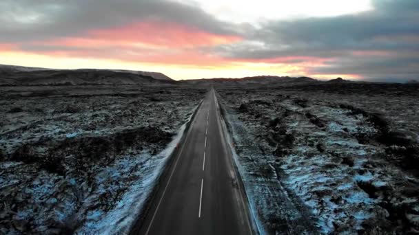 Straße Island Umgeben Von Schneebedeckten Lavafeldern — Stockvideo