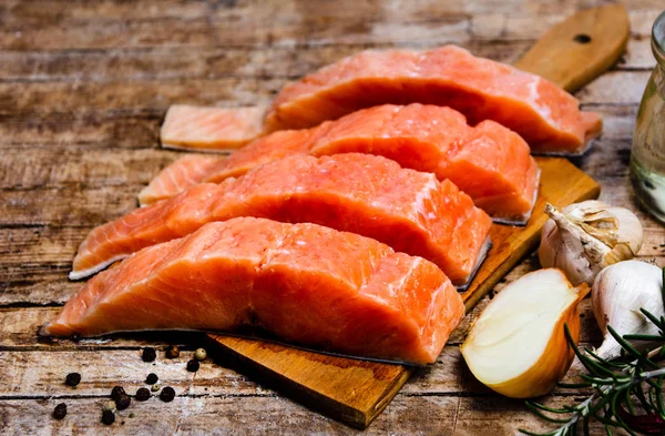 Мясо Лососёвой Рыбы Ингредиентами Приготовления Пищи Доске — стоковое фото