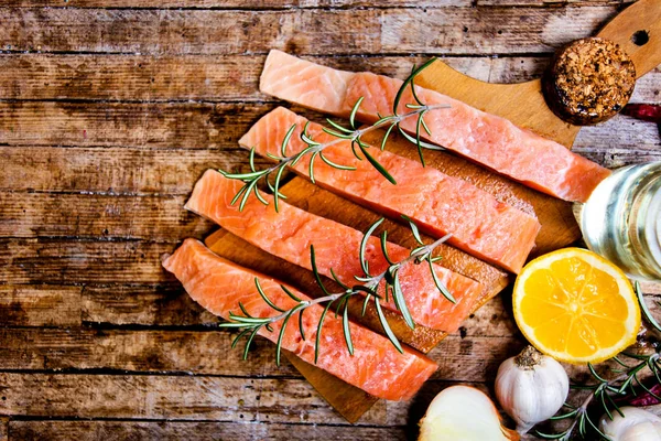 Zalm Visvlees Met Het Koken Van Ingrediënten Een Snijplank — Stockfoto