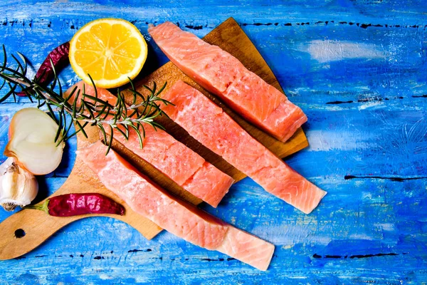 Zalm Visvlees Met Het Koken Van Ingrediënten Een Snijplank — Stockfoto