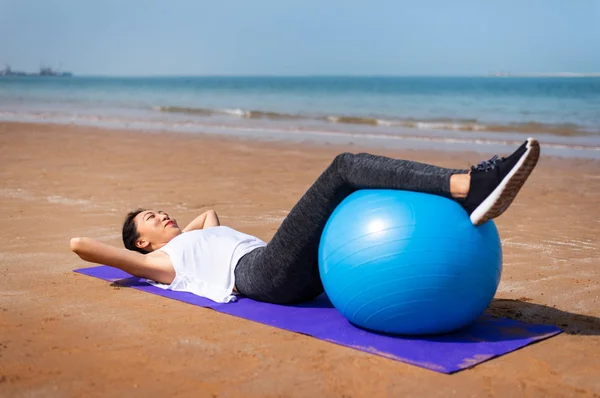 Vrouw Uitoefenend Met Pilates Bal Van Yoga Het Strand — Stockfoto